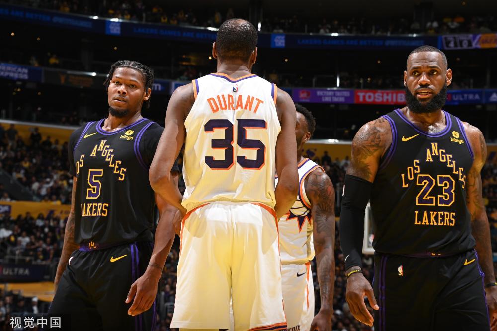 之间的足球 之间的足球